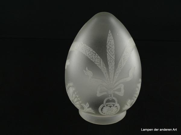3-er Set Jugendstil Lampenschirm gebraucht, Glas grau satiniert, fast spitz zulaufende Zapfe, Wandung mit geätzten Motiven, die an historische Trachtengehänge erinnern dekoriert, Nostalgie Ersatzschirm D: ca.11cm, H: ca.17cm, Glashalter 8cm, einzeln