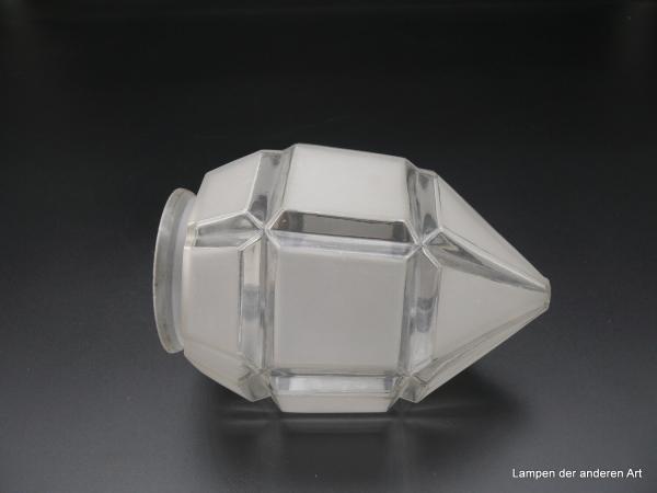 Art Deco Lampenschirm gebraucht, Glas, Prismenform, Flächen satiniert, spitz zulaufend,  D: 11cm, H: 17cm, Griffrand 8cm liegend