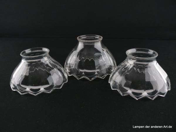 3-er Set Jugendstil Lampenschirm gebraucht, Klarglas, Wandung mit abgerundeten Paneelen geschliffen, unterer Rand in Dreieckform abschließend, Nostalgie Ersatzglas D: ca.11cm, H: ca.18cm, Griffrand Glashalter 8cm, mittlerer Schirm Höhe beachten