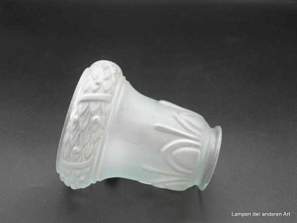 Jugendstil Lampenschirm gebraucht, satiniert grau, reliefierte umlaufende Girlande am unteren Rand, D: 11cm, H: 13cm, Griff-Rand 6cm liegend
