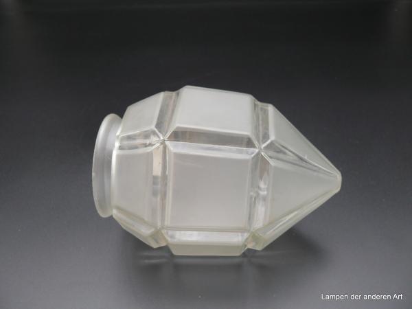 Art Deco Lampenschirm gebraucht, Glas, Prismenform, Flächen satiniert, spitz zulaufend,  D: 11cm, H: 17cm, Griffrand 8cm liegend