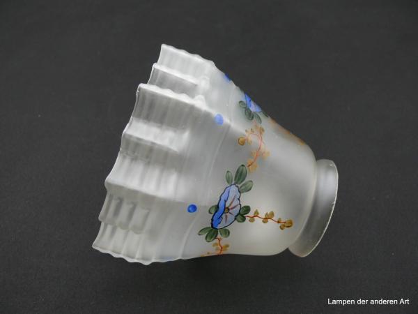 Jugendstil Lampenschirm gebraucht, Glas schwach konisch geweitet, grau satiniert, florale Dekoration handgemalt, eingezogener mehrfach gekniffener waagerecht gerillter Rand,  Nostalgieglas H: 11cm, D: 12cm, Glashalter Griff-Rand 6cm, liegend