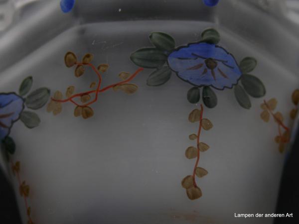 Jugendstil Lampenschirm gebraucht, Glas schwach konisch geweitet, grau satiniert, florale Dekoration handgemalt, eingezogener mehrfach gekniffener waagerecht gerillter Rand,  Nostalgieglas H: 11cm, D: 12cm, Glashalter Griff-Rand 6cm, Detail Dekor