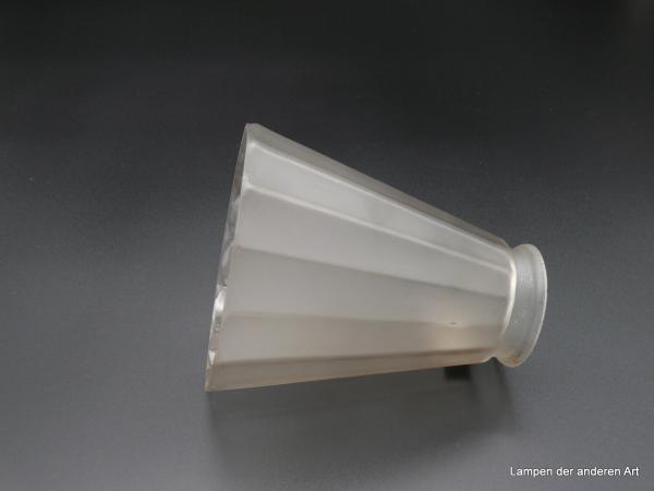 Jugendstil Lampenschirm gebraucht, Glas satiniert grau, gekantete Wandung, vom Schirmhals zum Rand kelchförmig geweitet, Ersatzglas D: 12cm,H: 13cm, Griffrand 6cm liegend