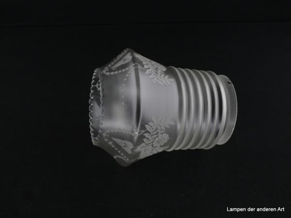 Jugendstil Lampenschirm gebraucht, Glas, Säulenform, satinierter Grund, ab der Schulter bis zur Mitte gerillt, unterer glatter Wandungsteil mit Ätzdekor floral, fein gezahnter Abschlussrand, Nostalgie Ersatzglas für alte Lampen, Griffrand 8cm, liegend