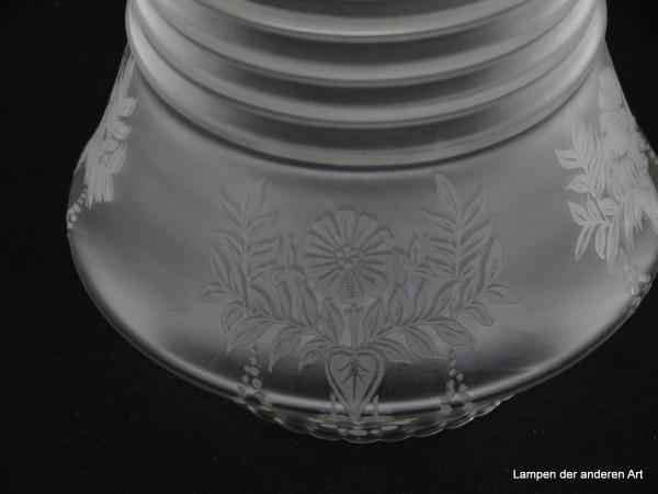Jugendstil Lampenschirm gebraucht, Glas, Säulenform, satinierter Grund, ab der Schulter bis zur Mitte gerillt, unterer glatter Wandungsteil mit Ätzdekor floral, fein gezahnter Abschlussrand, Nostalgie Ersatzglas, Griff 8cm, Detail Ätzdekor Blumenbukett