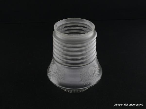Jugendstil Lampenschirm gebraucht, Glas, Säulenform, satinierter Grund, ab der Schulter bis zur Mitte gerillt, unterer glatter Wandungsteil mit Ätzdekor floral, fein gezahnter Abschlussrand, Nostalgie Ersatzglas für alte Lampen, Glashalter Griffrand 8cm