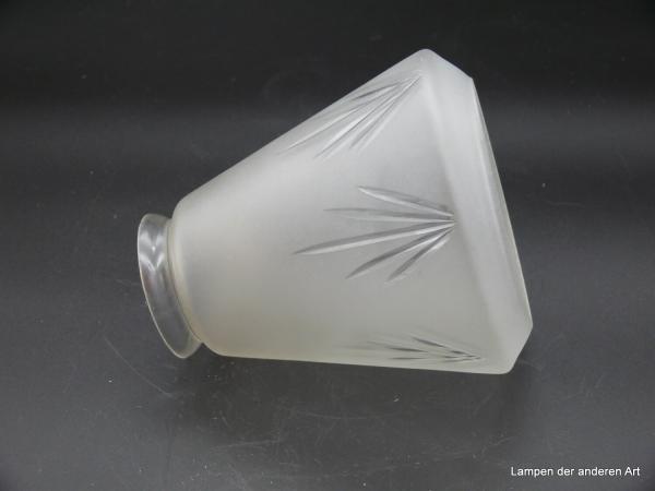 Jugendstil Lampenschirm gebraucht, Glaskörper Kegel grausatiniert, geschliffene Fächer in sechsfachem Rapport, Schirmrand konisch nach innen gezogen, Ersatzglas für alte Lampen D: 12cm, H: 14cm, Griffrand 6cm, liegend