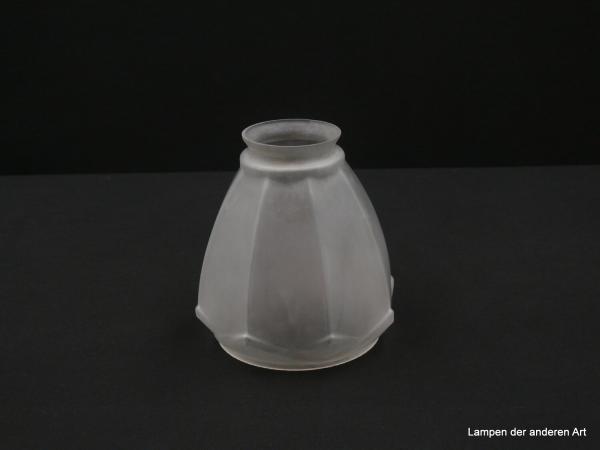 Jugendstil Lampenschirm gebraucht, konisch geweitet, Glas stumpf satiniert, obere Wandung vertikal gekantet, von den Kanten abgehende sich überlappende Dreiecke bilden den nach innen gezogenen Rand des Nostalgieglases, D: 12cm, H: 14cm, Griffrand 6cm