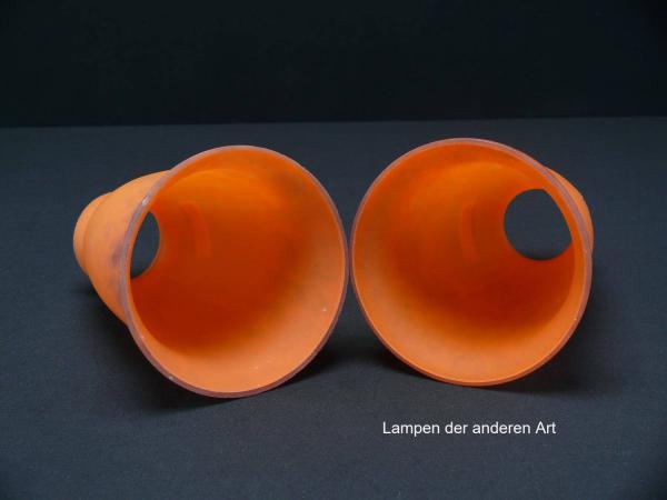 2-er Set Jugendstil Lampenschirm gebraucht,  mehrfarbiges Glas ähnlich pate de verre, oranger Grundton, aufgezogener Rand, Wandung teils blau-grau durchsetzt, antiker Ersatzschirm, Griffrand 6cm, von unten