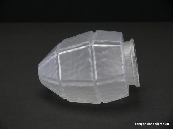 Art Deco Lampenschirm gebraucht, antikes Glas, Prismenform, Flächen satiniert und genarbt, abgeflachte Spitze, Nostalgie Ersatzglas D: ca.12cm, H: ca.16cm , Glashalter Griffrand 8cm, seitlich