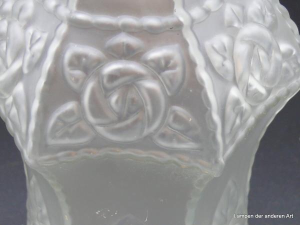 Jugendstil Lampenschirm gebraucht, satiniert grau, reliefiertes Blütenmotiv, D: 12cm H: 16cm , Griff-Rand 8cm Detail