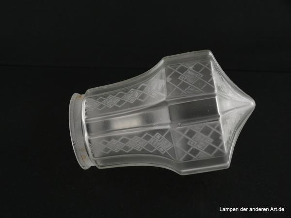 Jugendstil Lampenschirm gebraucht, Glas grau satiniert, gekantet, spitz zulaufender Zapfen, Dekor geometrische Linien auf den erhöhten Flächen, Ersatzglas für alte Leuchten, D: ca.12cm, H: ca.17cm, Glashalter Griffrand 8cm, liegend