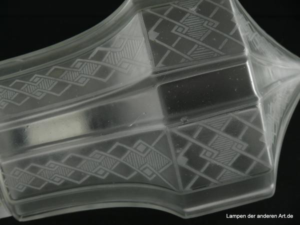Jugendstil Lampenschirm gebraucht, Glas grau satiniert, gekantet, spitz zulaufender Zapfen, Dekor geometrische Linien auf den erhöhten Flächen, Ersatzglas für alte Leuchten, D: ca.12cm, H: ca.17cm, Glashalter Griffrand 8cm, Detail Glasfehler, Abplatzer