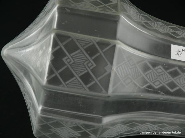 Jugendstil Lampenschirm gebraucht, Glas grau satiniert, gekantet, spitz zulaufender Zapfen, Dekor geometrische Linien auf den erhöhten Flächen, Ersatzglas für alte Leuchten, D: ca.12cm, H: ca.17cm, Glashalter Griffrand 8cm, Detail Dekor