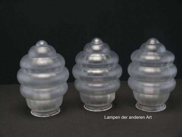 3-er Set Art Deco Lampenschirm gebraucht, Glas satiniert grau, Olivenform sechsfach getreppt, ab der Mitte zu beiden Seiten sich verjüngend, Nostalgieglas für alte Lampen D: ca.12cm, H: ca.18cm, Glashalter Griffrand 8cm