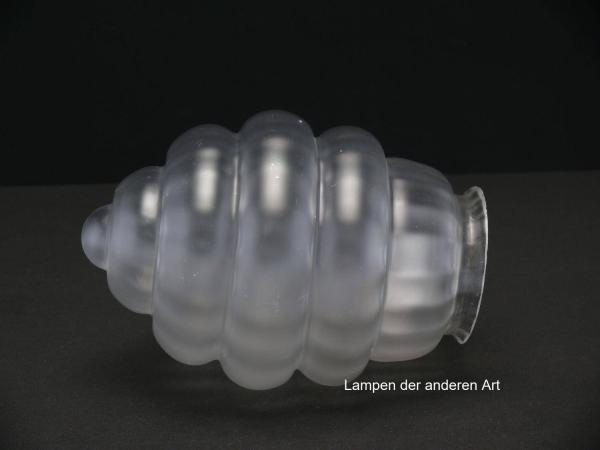 3-er Set Art Deco Lampenschirm gebraucht, Glas satiniert grau, Olivenform sechsfach getreppt, ab der Mitte zu beiden Seiten sich verjüngend, Nostalgieglas für alte Lampen D: ca.12cm, H: ca.18cm, Glashalter Griffrand 8cm, seitlich