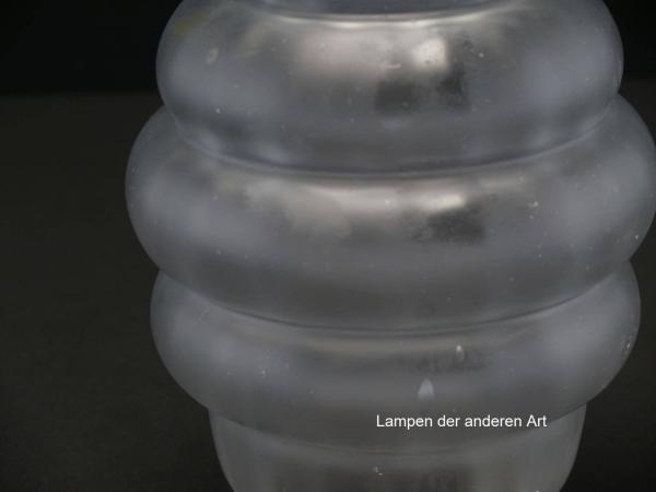 3-er Set Art Deco Lampenschirm gebraucht, Glas satiniert grau, Olivenform sechsfach getreppt, ab der Mitte zu beiden Seiten sich verjüngend, Nostalgieglas für alte Lampen D: ca.12cm, H: ca.18cm, Glashalter Griffrand 8cm,  Detail Wandung