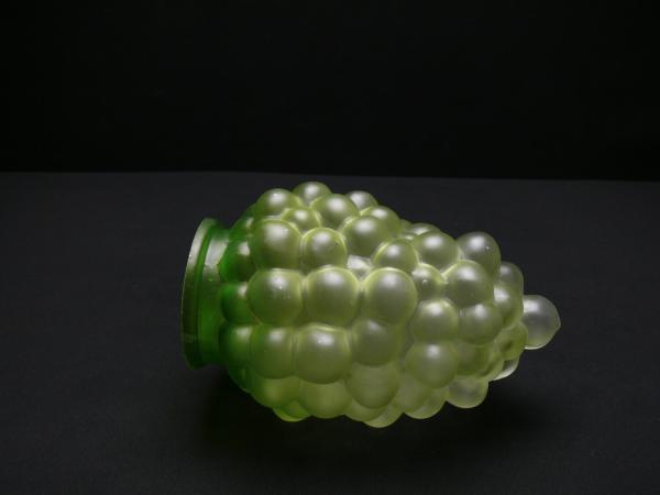 Jugendstil Lampenschirm gebraucht, Glas satiniert grün, der Form einer Weintraube nachempfunden, Ersatzglas D: 12cm, H: 18cm , Griffrand Glashalter 8cm, liegend