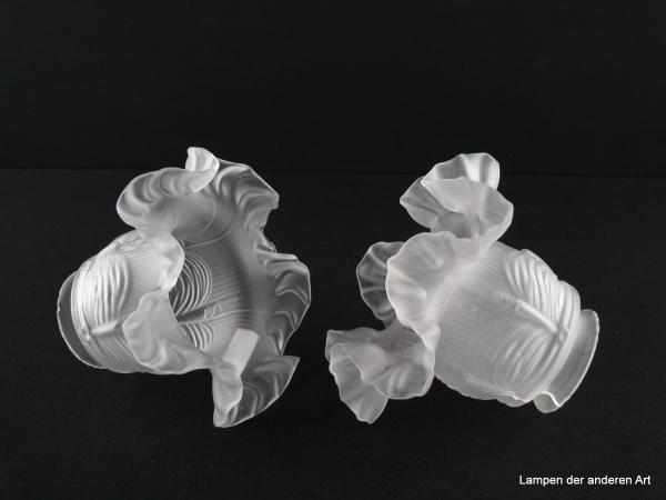 Pärchen Jugendstil Lampenschirm gebraucht, Glas grau satiniert, Zylinder reliefiert, ab Schirmhals umlaufend Volants, Nostalgie Ersatzglas für alte Lampen, D: ca. 15cm, H: ca. 11cm, Glashalter Griffrand 6cm, liegend