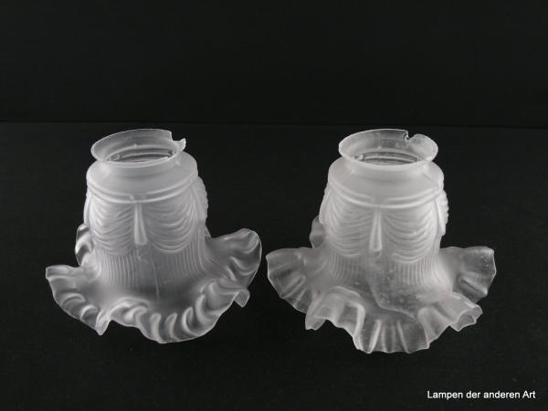 Pärchen Jugendstil Lampenschirm gebraucht, Glas grau satiniert, Zylinder reliefiert, ab Schirmhals umlaufend Volants, Nostalgie Ersatzglas für alte Lampen, D: ca. 15cm, H: ca. 11cm, Glashalter Griffrand 6cm