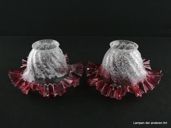 Set 2 Stück, zwei gleiche Jugendstil Lampenschirme gebraucht, geeistes Glas im oberen Wandungsabschnitt, rauhe Oberfläche, glatter roter Rand, Faltenrock Lampenschirm, Nostalgie Ersatzglas für alte Lampen, D: ca. 16,5cm, H: ca. 9cm, Glashalter Griff 6cm