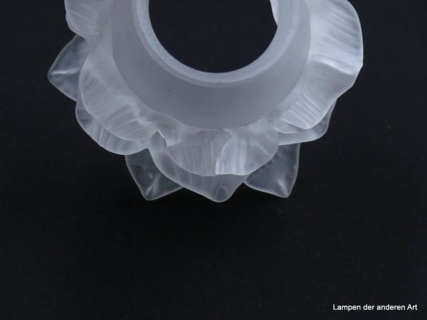 Jugendstil Lampenschirm gebraucht, ähnelt im Aufbau einer Rosenblüte, zylindrische Form, strukturierte Blütenblätter in drei Stufen versetzt angeordnet, Klarglas satiniert,Ersatzglas D: 12cm, H: 10cm, Glashalterand 6cm, Klebestelle von oben