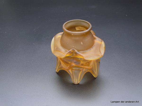 Jugendstil Lampenschirm in Rosenform gebraucht, goldsatiniert, 3-fach gestuft, versetzt angordnete Blütenblätter, Ersatzschirm D:12cm H:10cm Griffrand: 6cm