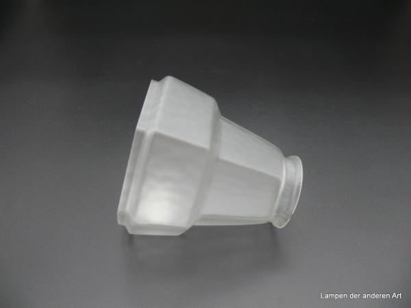 Art Deco Lampenschirm gebraucht, Glas satiniert grau, streng geometrische Form, sechsfach gekantet, Stufe im unteren Drittel, Wandung außen glatt, innen leicht reliefiert, Ersatzglas für alte Lampen D: 12cm, H: 12cm, Griffrand 6cm liegend