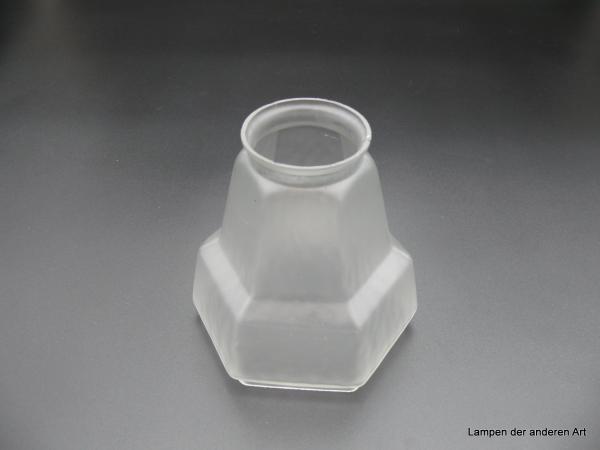 Art Deco Lampenschirm gebraucht, Glas satiniert grau, streng geometrische Form, sechsfach gekantet, Stufe im unteren Drittel, Wandung außen glatt, innen leicht reliefiert, Ersatzglas für alte Lampen D: 12cm, H: 12cm, Griffrand 6cm