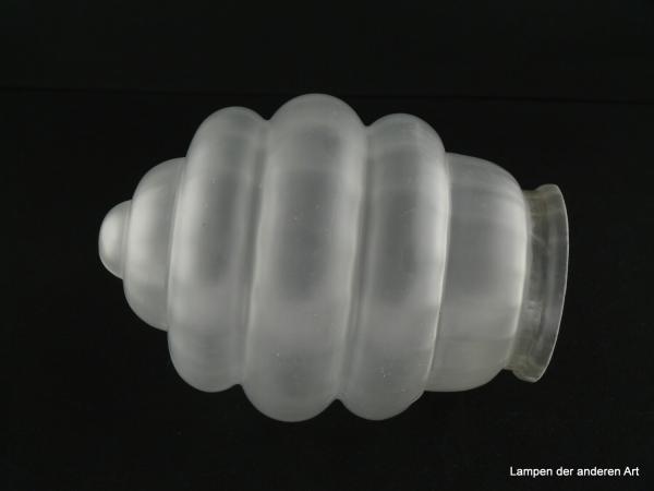 Art Deco Lampenschirm gebraucht, Glas satiniert grau, Olivenform sechsfach getreppt, ab der Mitte zu beiden Seiten sich verjüngend, Nostalgieglas für alte Lampen D: ca.12cm, H: ca.17cm, Glashalter Griffrand 8cm, liegend