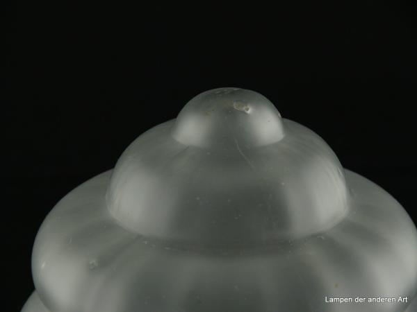Art Deco Lampenschirm gebraucht, Glas satiniert grau, Olivenform sechsfach getreppt, ab der Mitte zu beiden Seiten sich verjüngend, Nostalgieglas für alte Lampen D: ca.12cm, H: ca.17cm, Glashalter Griffrand 8cm, Detail Luftblase in der Spitze