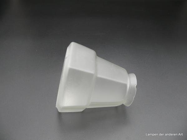 Art Deco Lampenschirm gebraucht, Glas satiniert grau, in Vierecke aufgeteilte Wandung, unteres Drittel durch hervorspringenden Sockel vom oberen Teil abgegrenzt, D: 12cm, H: 12cm, Griffrand 6cm liegend