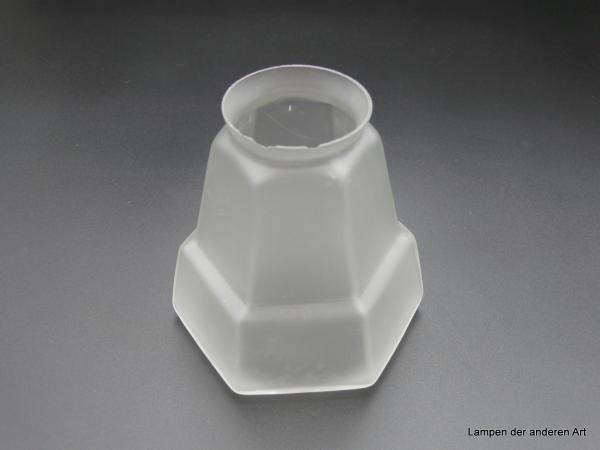 Art Deco Lampenschirm gebraucht, Glas satiniert grau, in Vierecke aufgeteilte Wandung, unteres Drittel durch hervorspringenden Sockel vom oberen Teil abgegrenzt, D: 12cm, H: 12cm, Griffrand 6cm