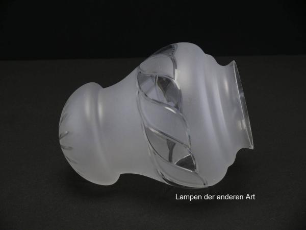 Jugendstil Lampenschirm gebraucht, antikes Glas grau satiniert, oberer Teil der Wandung bauchig ausgeformt, breites Schliffdekor im Wechsel satinierte und klare Oberfläche, am abgeschnürten Unterteil Dekor Strahlenschliff, Ersatzschirm für alte Lampen