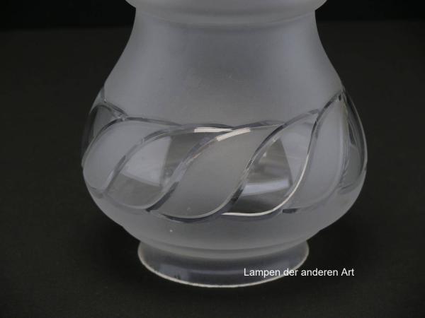 Jugendstil Lampenschirm gebraucht, antikes Glas grau satiniert, oberer Teil der Wandung bauchig ausgeformt, breites Schliffdekor im Wechsel satinierte und klare Oberfläche, am abgeschnürten Unterteil Dekor Strahlenschliff, Detail Schliffdekor