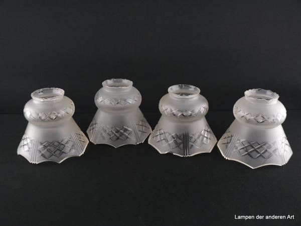 4-er Set Jugendstil Lampenschirm gebraucht, Glas grausatiniert, bauchige obere Wandungszone, ausgestellte kegelförmige untere Wandungszone, geschliffene Rhomben als umlaufendes Band auf der Schulter und am Rand, Ersatzschirm für alte Lampen