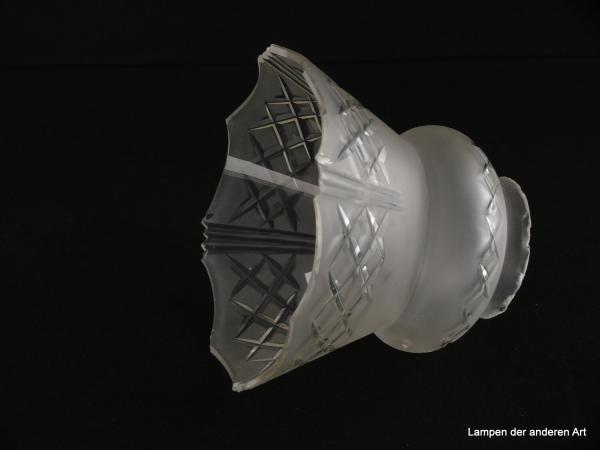 4-er Set Jugendstil Lampenschirm gebraucht, Glas grausatiniert, bauchige obere Wandungszone, ausgestellte kegelförmige untere Wandungszone, geschliffene Rhomben als umlaufendes Band auf der Schulter und am Rand, Ersatzschirm für alte Lampen, Schirm 1