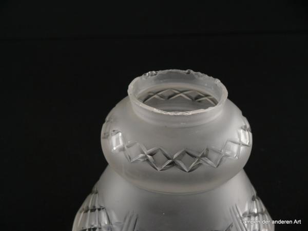 4-er Set Jugendstil Lampenschirm gebraucht, Glas grausatiniert, bauchige obere Wandungszone, ausgestellte kegelförmige untere Wandungszone, geschliffene Rhomben als umlaufendes Band auf der Schulter und am Rand, Ersatzschirm für alte Lampen, Schirm 1
