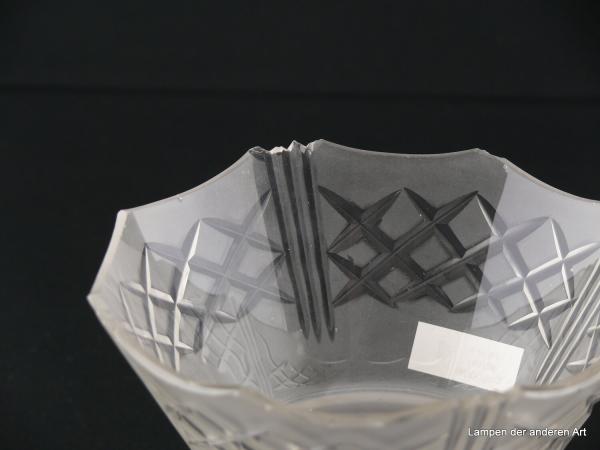 4-er Set Jugendstil Lampenschirm gebraucht, Glas grausatiniert, bauchige obere Wandungszone, ausgestellte kegelförmige untere Wandungszone, geschliffene Rhomben als umlaufendes Band auf der Schulter und am Rand, Ersatzschirm für alte Lampen, Schirm 1