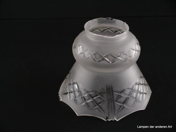 4-er Set Jugendstil Lampenschirm gebraucht, Glas grausatiniert, bauchige obere Wandungszone, ausgestellte kegelförmige untere Wandungszone, geschliffene Rhomben als umlaufendes Band auf der Schulter und am Rand, Ersatzschirm für alte Lampen, Schirm 1