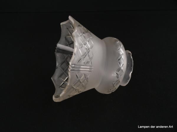 4-er Set Jugendstil Lampenschirm gebraucht, Glas grausatiniert, bauchige obere Wandungszone, ausgestellte kegelförmige untere Wandungszone, geschliffene Rhomben als umlaufendes Band auf der Schulter und am Rand, Ersatzschirm für alte Lampen, Schirm 2