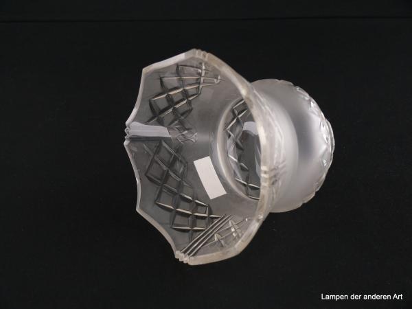 4-er Set Jugendstil Lampenschirm gebraucht, Glas grausatiniert, bauchige obere Wandungszone, ausgestellte kegelförmige untere Wandungszone, geschliffene Rhomben als umlaufendes Band auf der Schulter und am Rand, Ersatzschirm für alte Lampen, Schirm 2