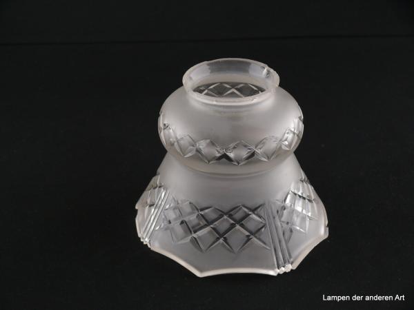 4-er Set Jugendstil Lampenschirm gebraucht, Glas grausatiniert, bauchige obere Wandungszone, ausgestellte kegelförmige untere Wandungszone, geschliffene Rhomben als umlaufendes Band auf der Schulter und am Rand, Ersatzschirm für alte Lampen, Schirm 3