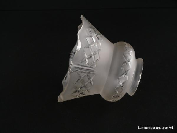 4-er Set Jugendstil Lampenschirm gebraucht, Glas grausatiniert, bauchige obere Wandungszone, ausgestellte kegelförmige untere Wandungszone, geschliffene Rhomben als umlaufendes Band auf der Schulter und am Rand, Ersatzschirm für alte Lampen, Schirm 3