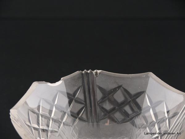 4-er Set Jugendstil Lampenschirm gebraucht, Glas grausatiniert, bauchige obere Wandungszone, ausgestellte kegelförmige untere Wandungszone, geschliffene Rhomben als umlaufendes Band auf der Schulter und am Rand, Ersatzschirm, Schirm 3 größerer Abplatzer