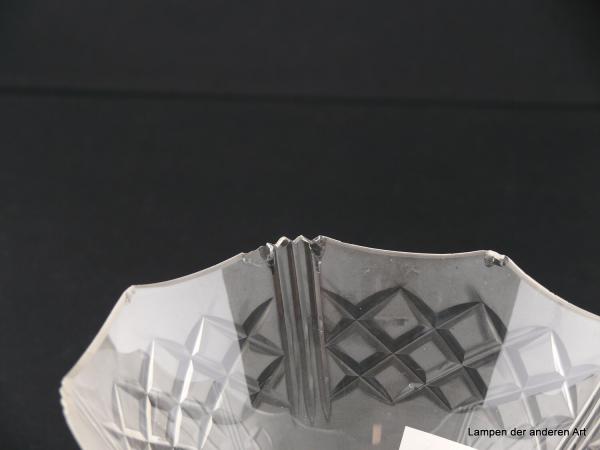 4-er Set Jugendstil Lampenschirm gebraucht, Glas grausatiniert, bauchige obere Wandungszone, ausgestellte kegelförmige untere Wandungszone, geschliffene Rhomben als umlaufendes Band auf der Schulter und am Rand, Ersatzschirm für alte Lampen, Schirm 4