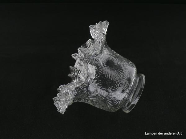Jugendstil Lampenschirm gebraucht, Blütenform Klarglas, zylindrischer Teil mit strahlenförmigen Blüten in verschiedenen Größen verziert, D: 13cm, H: 10cm, Griffrand 6cm, liegend