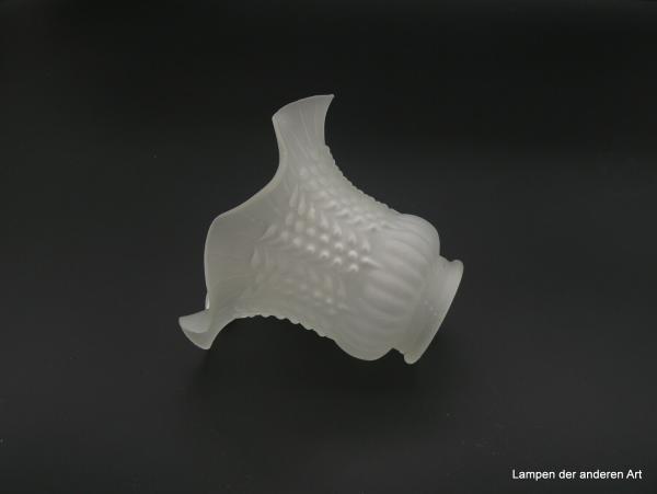 Jugendstil Lampenschirm gebraucht, Glas satiniert, umlaufend senkrechtes Relief aus Stäbchen im gewölbten Oberteil und  Girlanden aus Noppen und gespreizten Herzen im konischen Teil, Rand 6fach gewellt mit reliefierten Strichen,  D: 13cm, H: 11cm liegend
