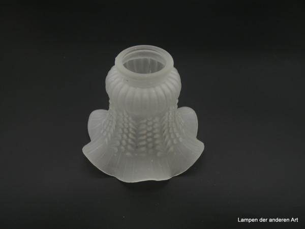 Jugendstil Lampenschirm gebraucht, Glas satiniert, umlaufend senkrechtes Relief aus Stäbchen im gewölbten Oberteil und  Girlanden aus Noppenmuster und gespreizten Herzen im konischen Teil, Rand 6fach gewellt mit reliefierten Strichen,  D: 13cm, H: 11cm